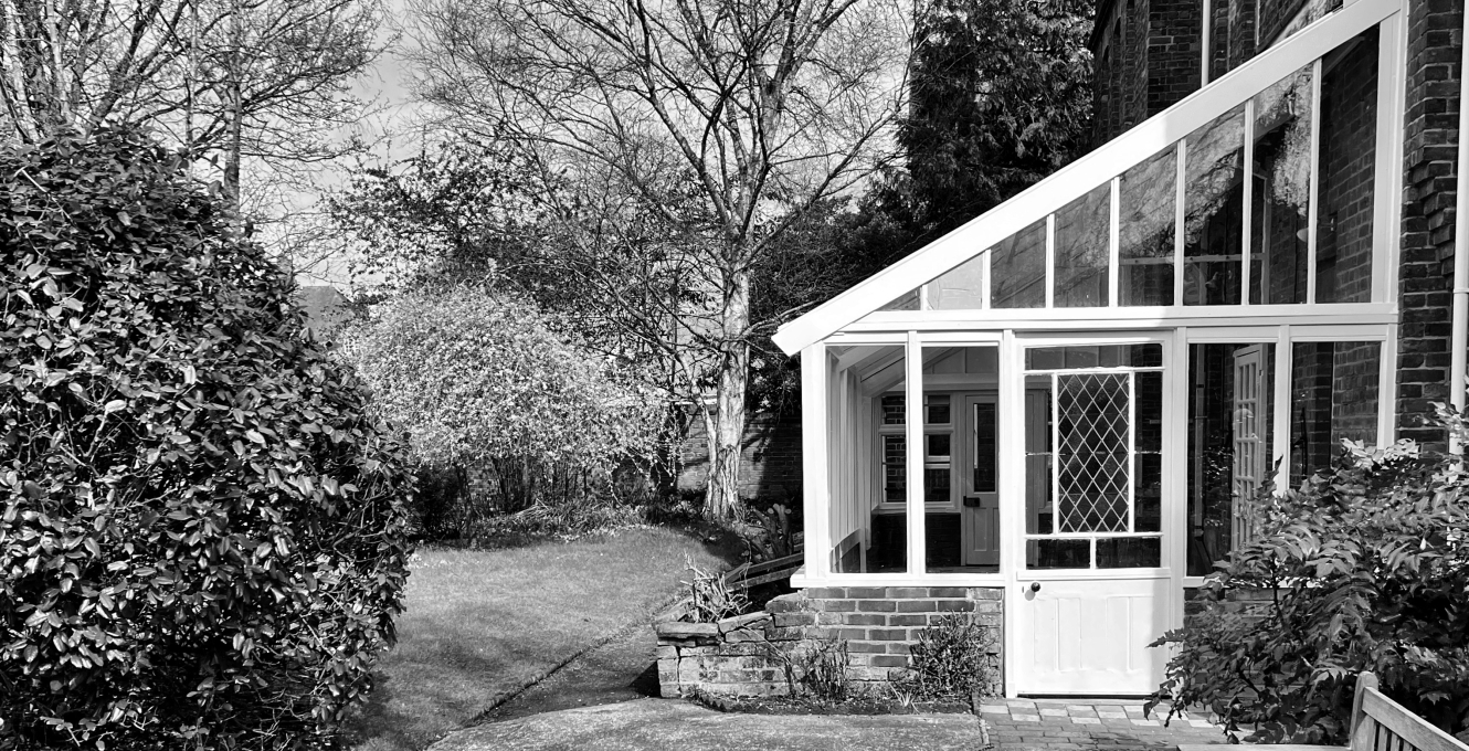 Conservatory at 99 Banbury Road with a view of the garden